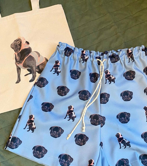 【パグ】ショートパンツ | 夏のお散歩に、水着姿もアクセントに(小助くん)