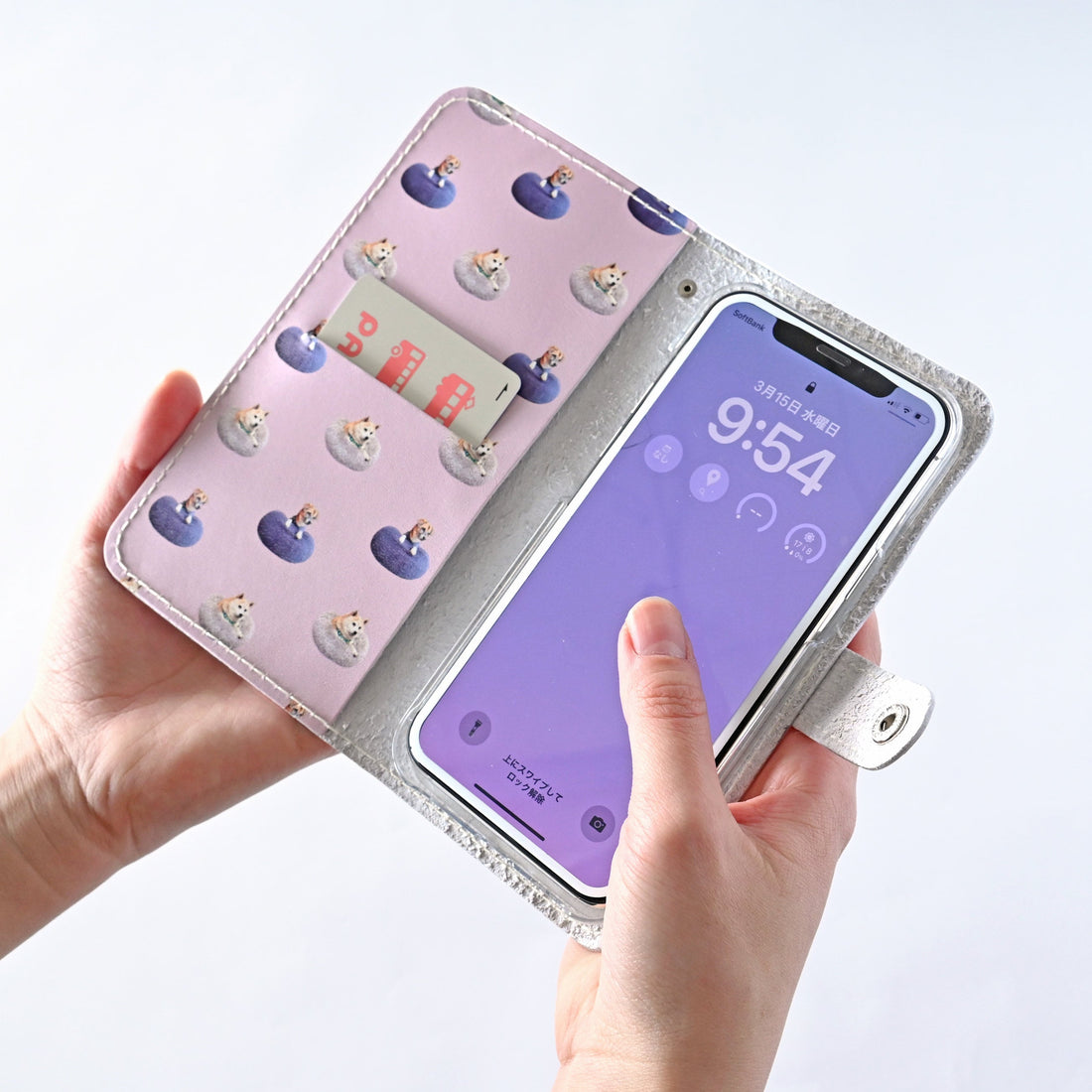 薄紫の総柄の本革スマホケースを開いた様子。スマホを固定した状態で、内側のカードポケットも見えている