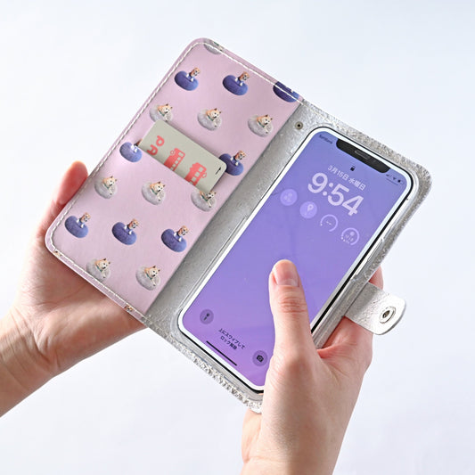 薄紫の総柄の本革スマホケースを開いた様子。スマホを固定した状態で、内側のカードポケットも見えている