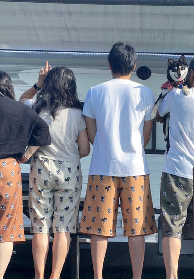 東京の工房の専任デザイナーが写真からデザインした柴犬のアリルちゃんのハーフパンツ 旧色アイボリー・旧色キャメル・旧色オリーブの下地に全身のカット