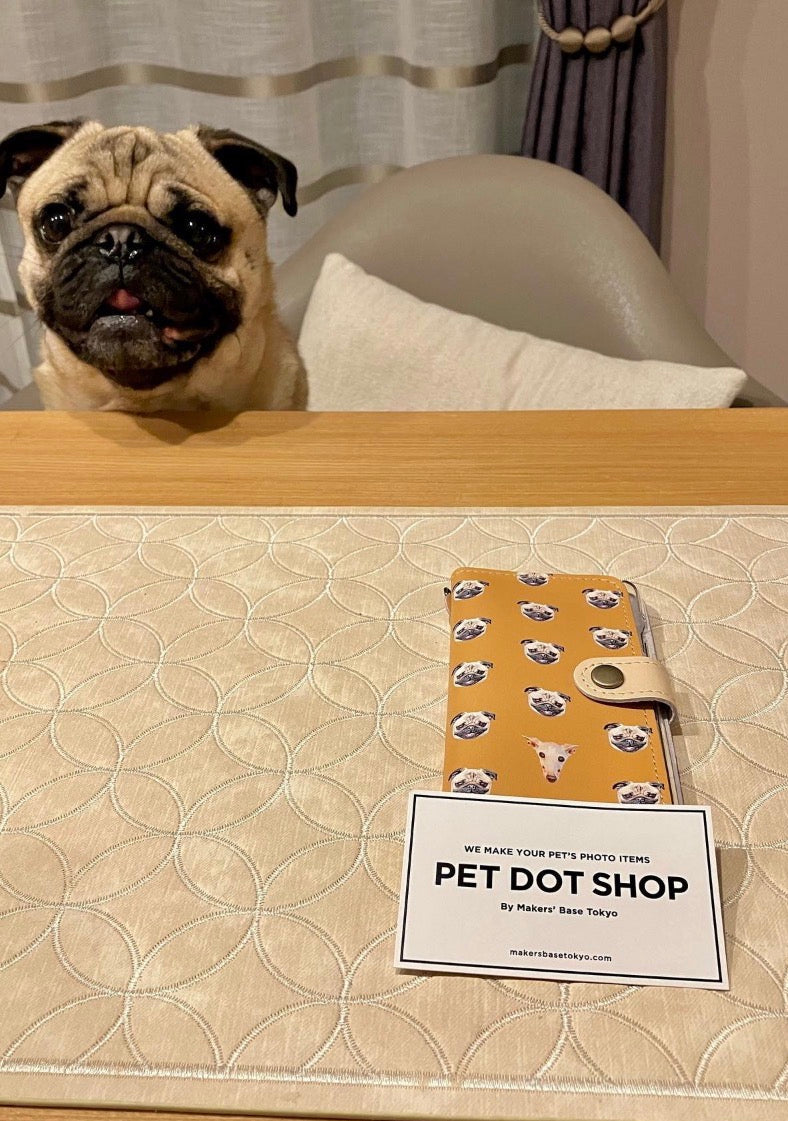 東京の工房の専任デザイナーが写真からデザインしたイタリアングレイハウンド・パグの本革スマホケース 旧色キャメルの下地に顔のみのカット
