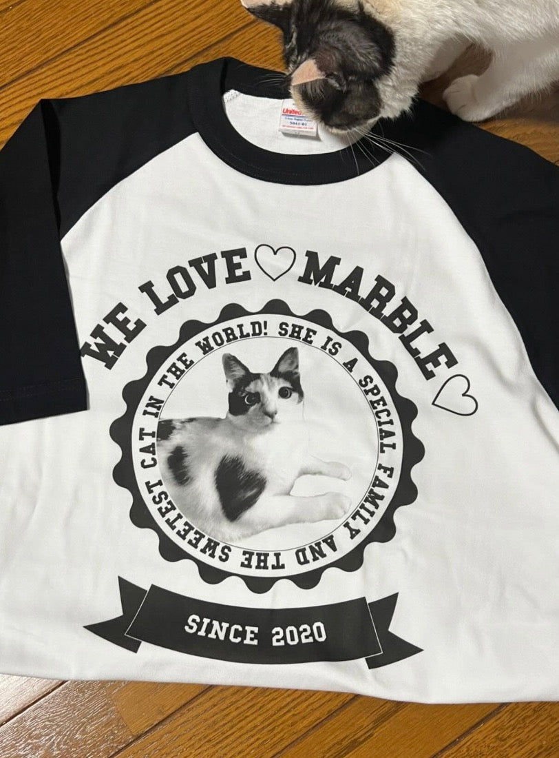 東京の工房の専任デザイナーが写真からデザインした 三毛猫 マーブルちゃんのラグランTシャツ